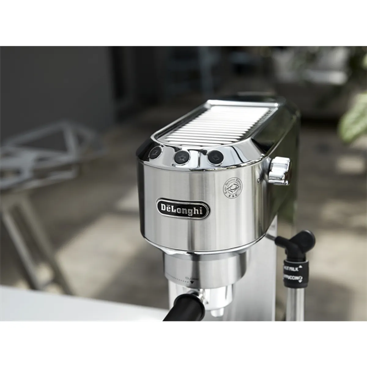 DELONGHI EC685.M Dedica Style 15 bar nyomás Thermoblock tejhabosító 1-2 csésze ESE podok 15 cm széles fém test #4